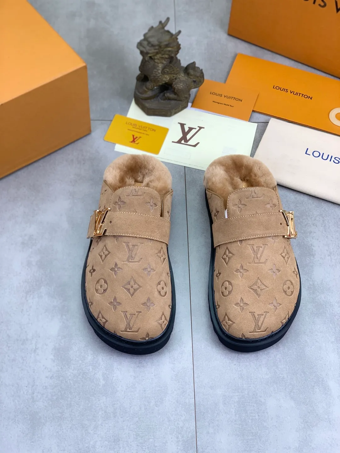 Men's Men's Shoes P480 New Couple Style LV Louis Vuitton L Family Donkey Brand Latest Easy Series Birkenstock Baotou Thick Sole Wool Slippers Sandals Original purchase, development and production This LV Easy sandal is made of suede cow leather, with Monogram pattern to highlight the trendy style. Adjustable straps with illuminated LV letters, flexible insoles and micro outsoles provide a light and comfortable experience. Exquisite packaging at the delivery counter 🛍📦 ▪️Fabric: Original custom imported first-layer cowhide ▪️Inner lining: Original customized warm wool lining ▪️Outsole: Original open-molded rubber foam material ▪️Sole thickness: 4CM ▪️Size: Men and women 35-45